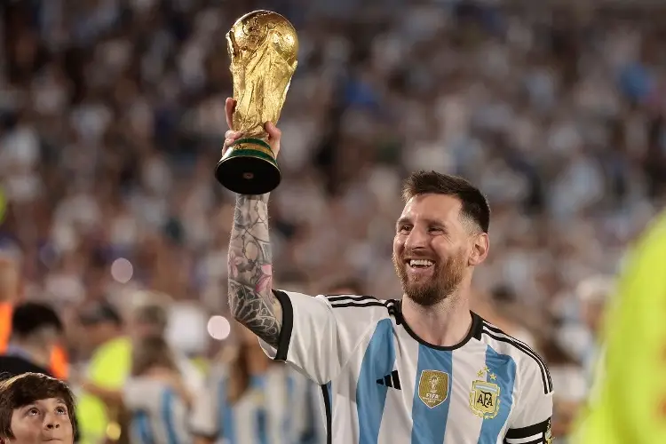 Periodista argentino vende la arena de Qatar que pudo haber pisado Messi 