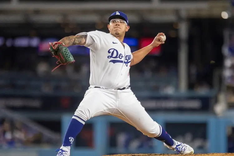 Julio Urías se luce y consigue su primera victoria (VIDEO)