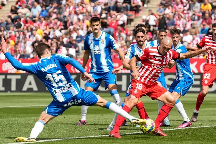 César Montes y el Espanyol sufren dolorosa caída 