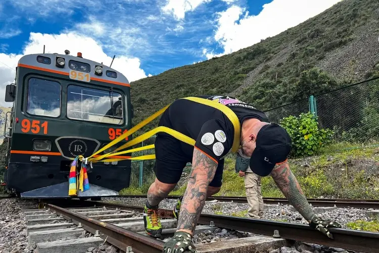 ¡Una locura! Destroza récord al arrastrar tres vagones de tren