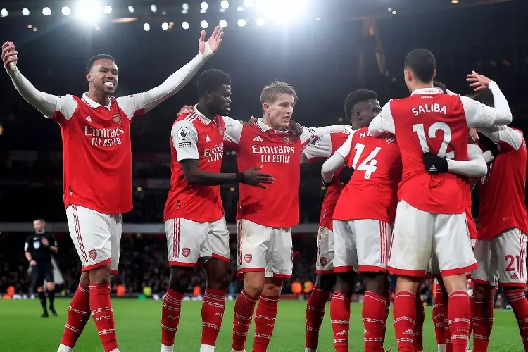 Arsenal golea y sigue mandando en la Premier League 