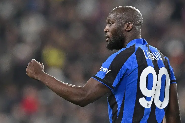 Lukaku rescata al Inter en un polémico Derbi Italiano