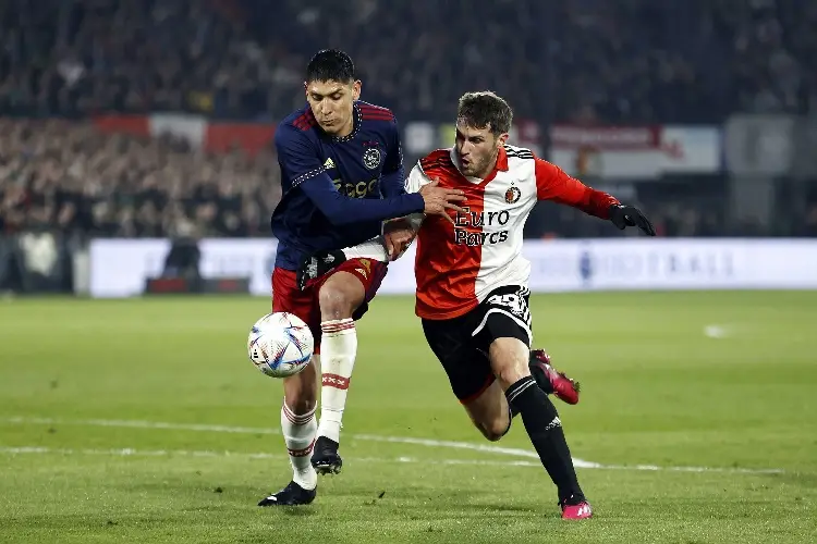 Ajax elimina al Feyenoord en un accidentado duelo con sabor mexicano
