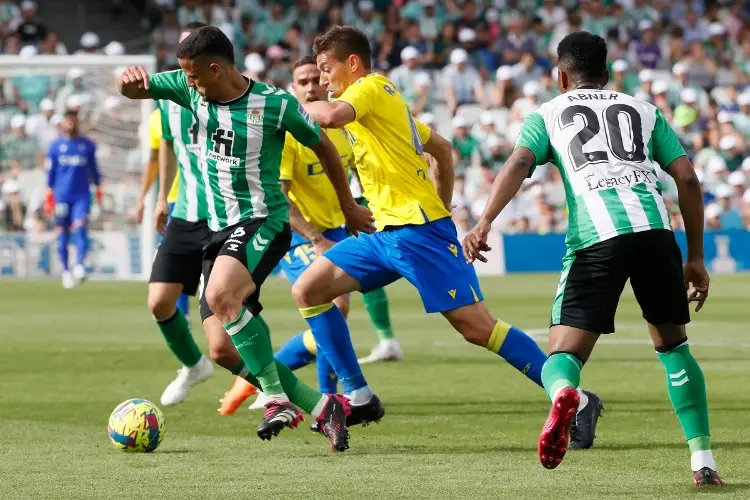 Desastroso juego del Betis, pierden y Cádiz va por la salvación 