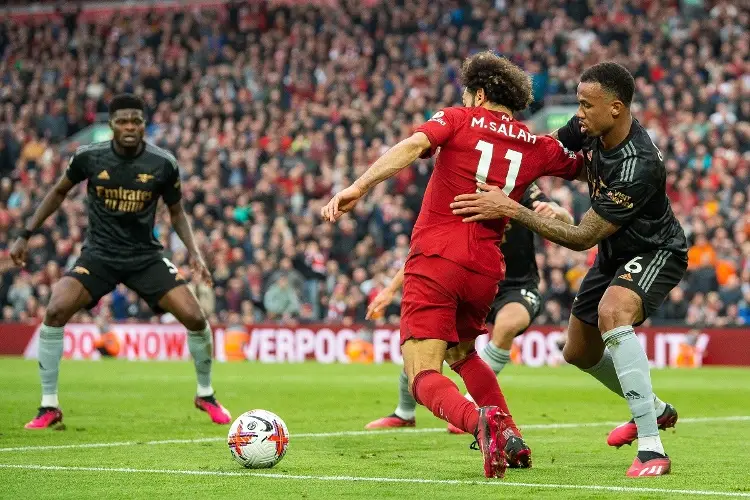 Arsenal no puede con Liverpool y Manchester City celebra puede ser campeón