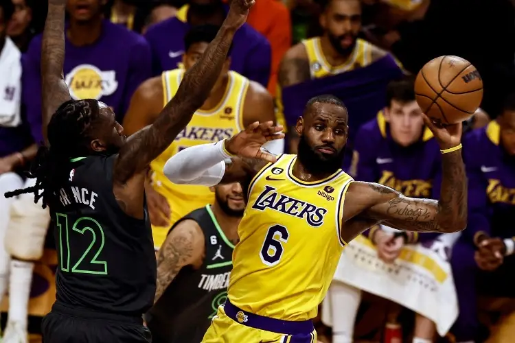 LeBron regresó a los Lakers a los Playoffs