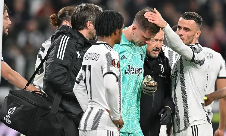 Sacan al arquero de la Juve por fuerte dolor en el pecho (VIDEO)