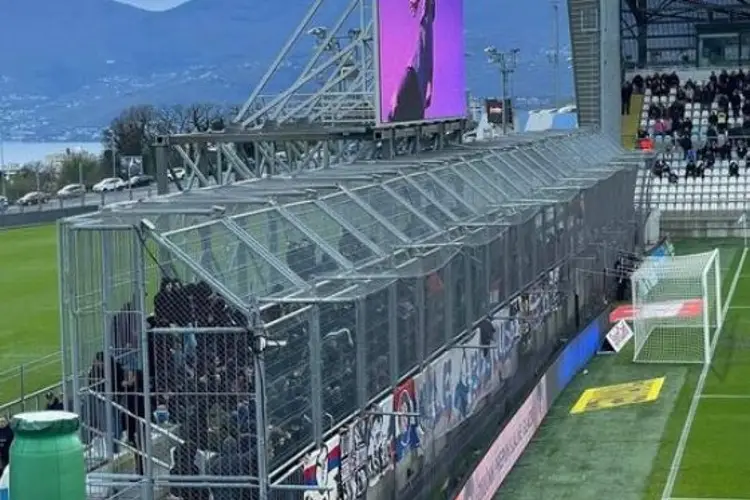 ¡En una jaula! Así ponen a los visitantes en este estadio (FOTO)