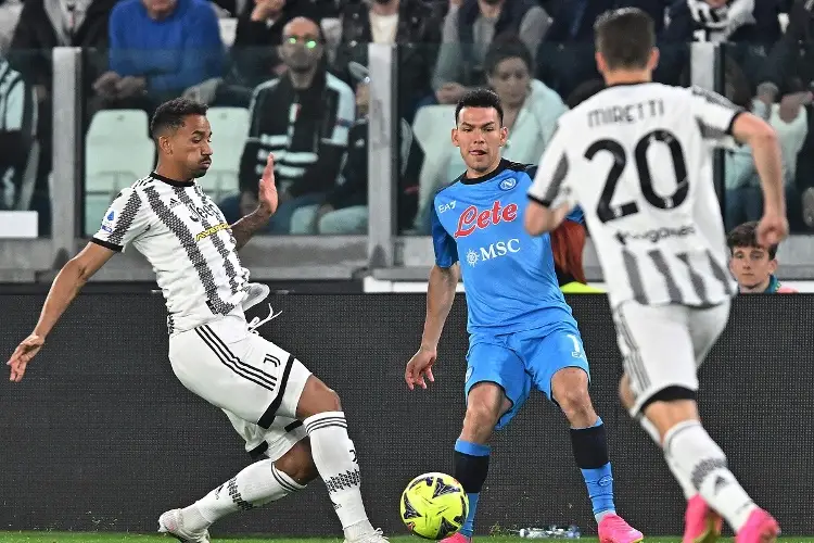 'Chucky' Lozano y Napoli vencen a la Juventus para enfilarse al título 