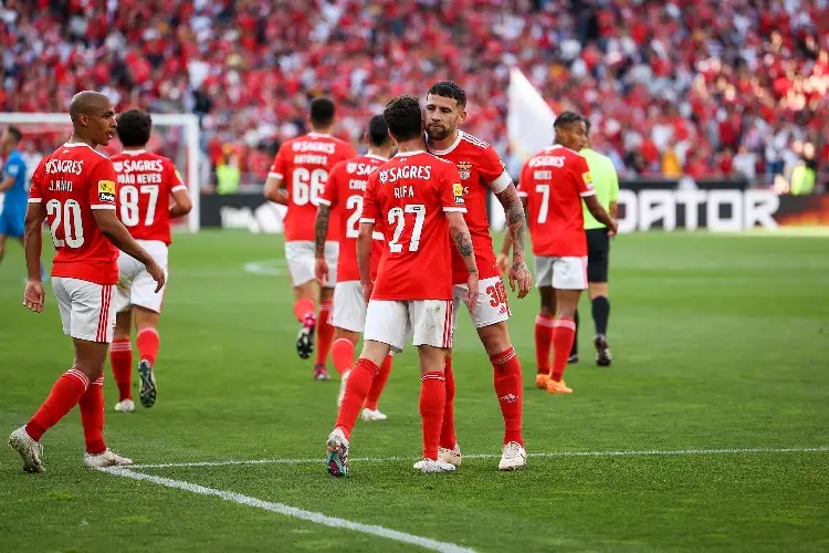Benfica se mantiene en lo más alto de Portugal