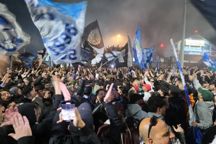 ¡Locura! Más de diez mil fans reciben al Napoli tras vencer a Juventus (VIDEOS)
