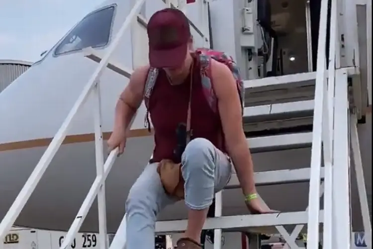 Atleta paralímpica llega a Veracruz y baja del avión arrastrándose (VIDEO)