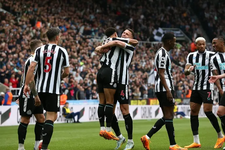 Newcastle golea y se aferra a zona de Champions League