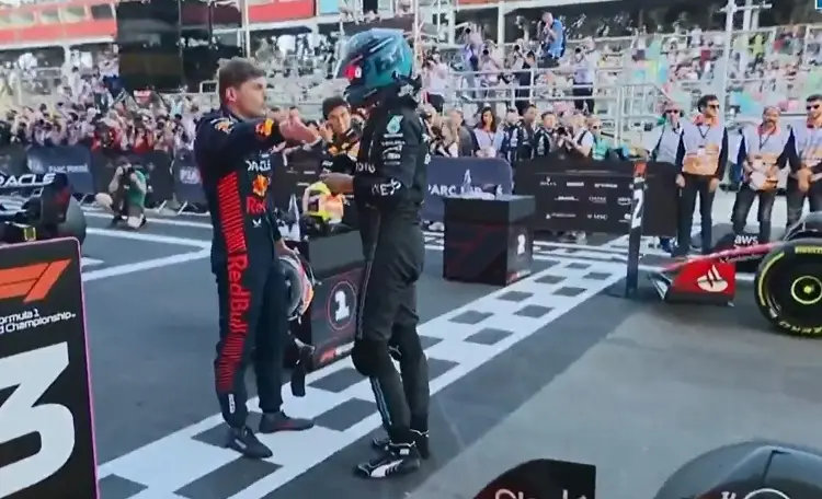 Verstappen y Russell peleando tras el sprint en Azerbaiyán (VIDEO)