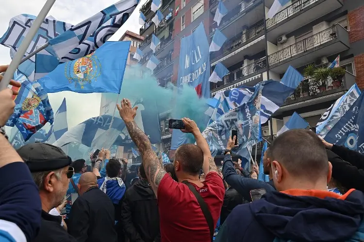 ¡Locura en Napoli! Se acerca el histórico título (VIDEOS)