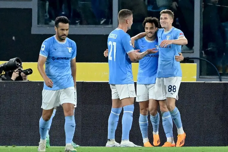 Lazio atrasa el título del Napoli