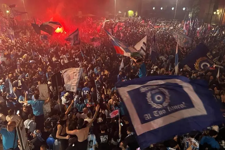 Festejos por título del Napoli dejan un muerto y 200 heridos (VIDEOS)