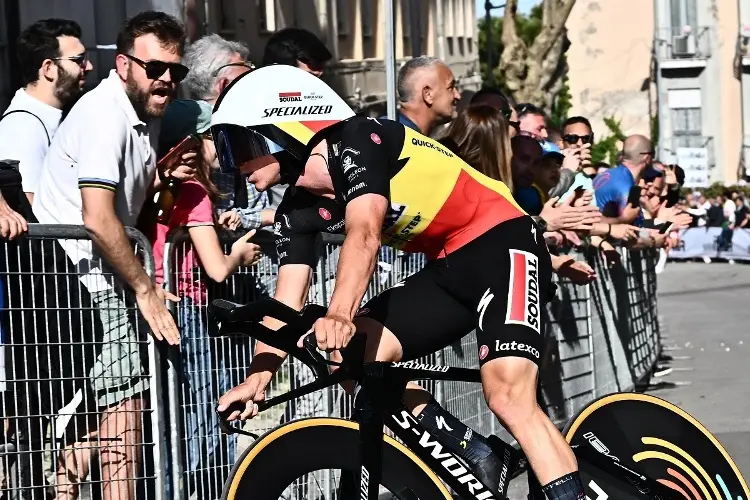 Evenepoel revienta el crono en el Giro de Italia