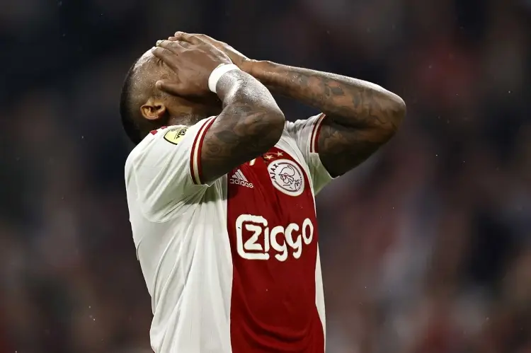 El Ajax de Edson y Jorge se despide de la lucha por el título 