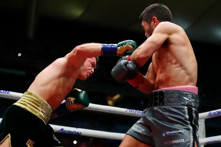 'Canelo' vence a John Ryder en su regreso a México