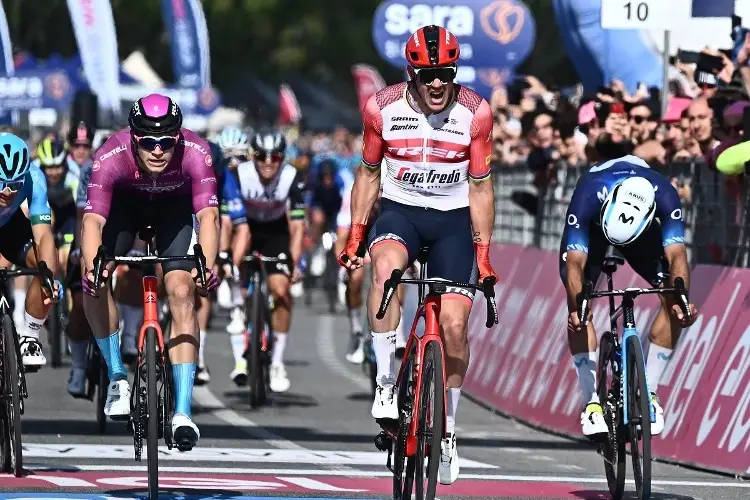 Pedersen gana el esprint en Nápoles en el Giro de Italia