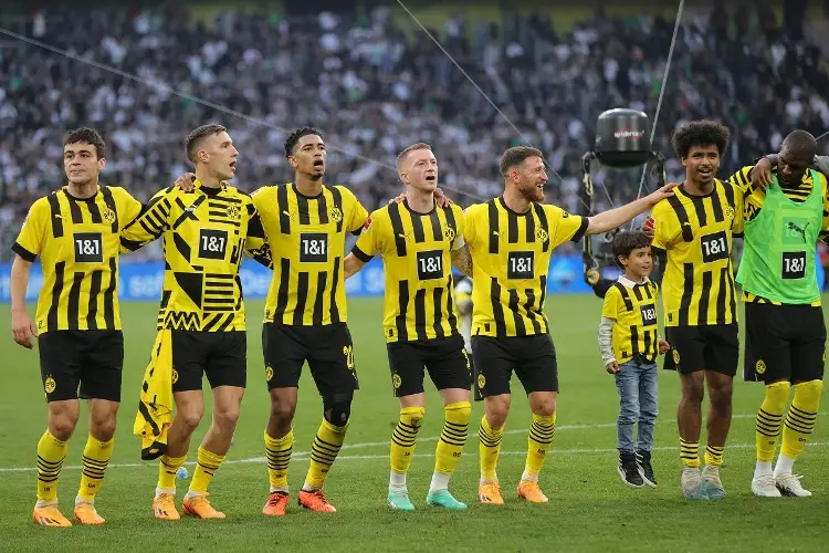 Borussia Dortmund golea y no le pierde la pista al Bayern 