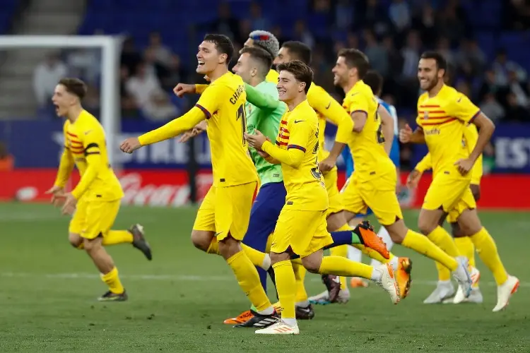 Jugadores del Barcelona huyen tras intento de agresión en el campo (VIDEO)