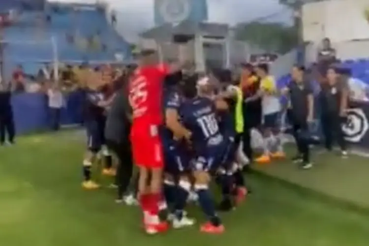 Futbolista del Celaya agrede a auxiliar técnico de Morelia (VIDEO)