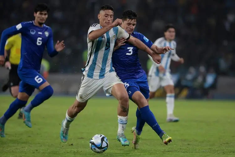 Argentina se estrena en su Mundial con triunfo