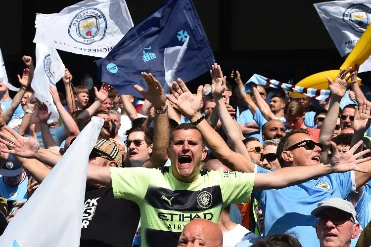 Fans del City invaden la cancha tras obtener el título de la Premier (VIDEO)