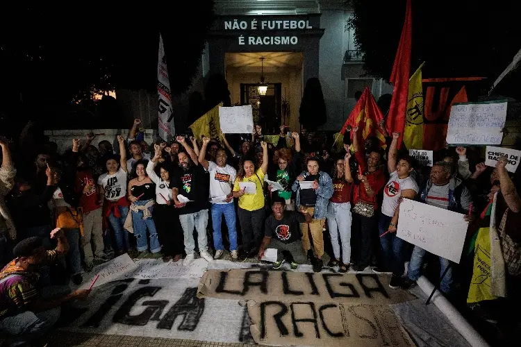 Brasileños protestan en Consulado de España por caso Vinicius Jr