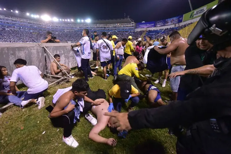 Autoridades salvadoreñas investigan tragedia mortal en estadio