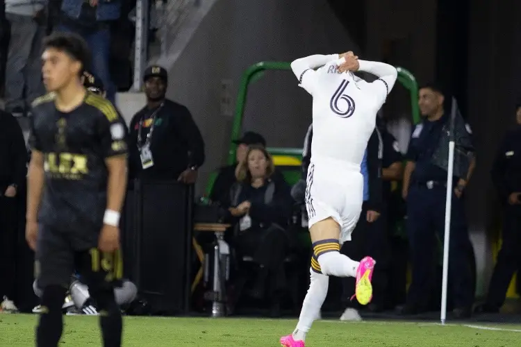 Compañero de 'Chicharito' anota y festeja al estilo 'Messi vs Real Madrid' (VIDEO)