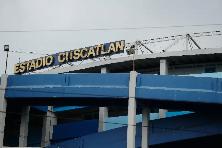 Allanan oficinas y estadio por muerte de 12 aficionados en El Salvador