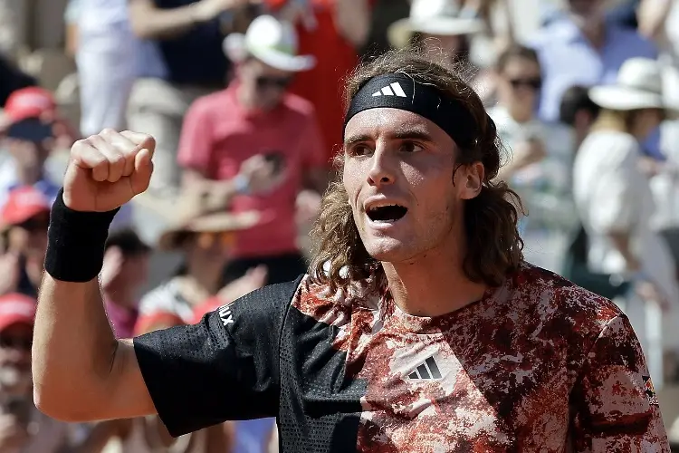 Tsitsipas batalla en su debut en Roland Garros