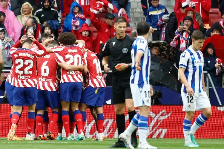 Atlético de Madrid vence a la Real Sociedad y ambos se meten a la Champions