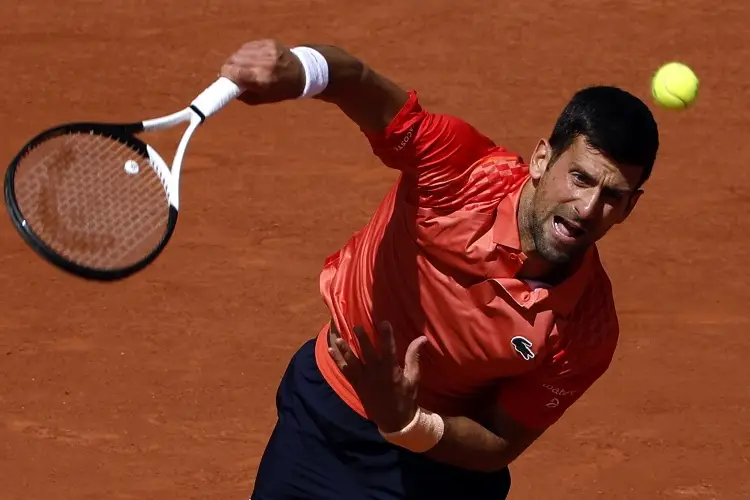 Djokovic debuta con triunfo en Roland Garros