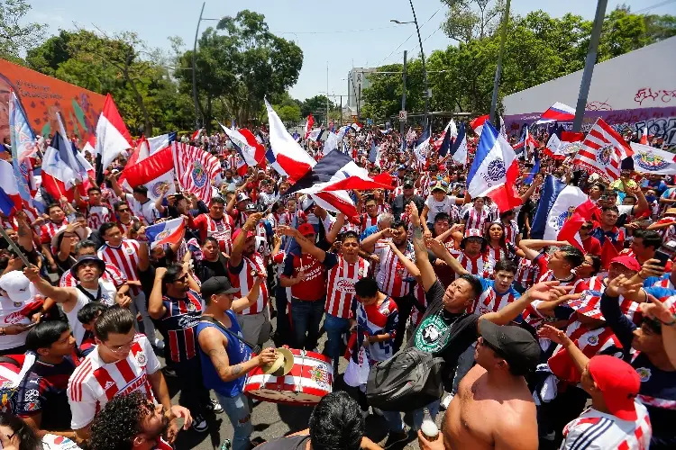 Multan a Chivas y vetan a su afición