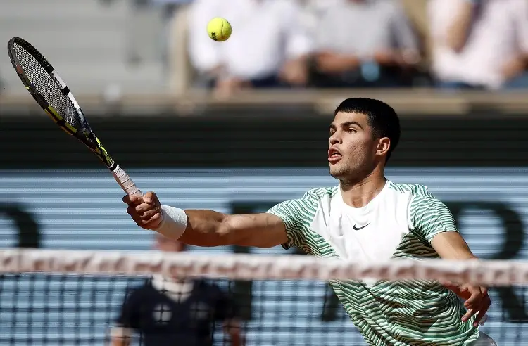 Alcaraz avanza en Roland Garros