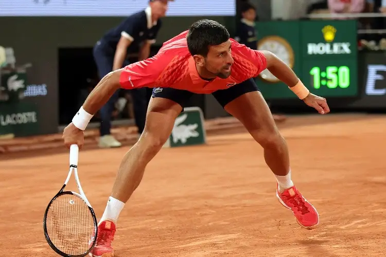 Djokovic usa un parche en el pecho, dice que es Ironman