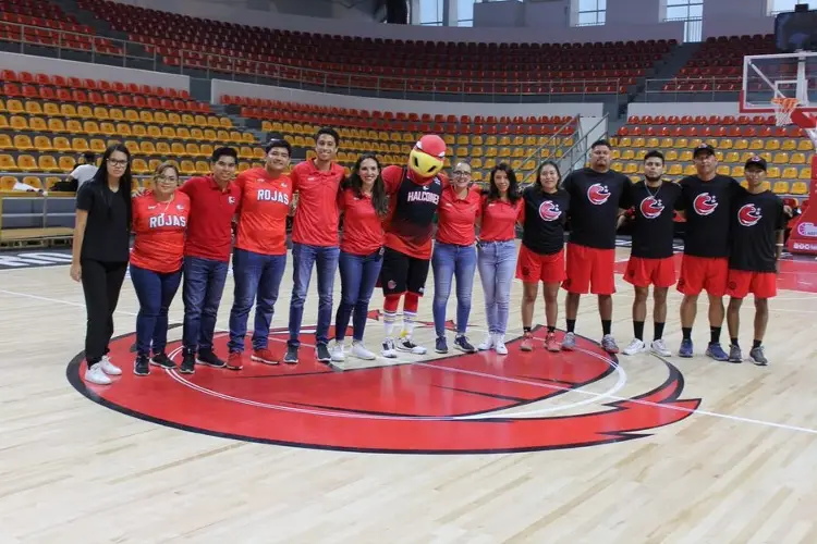 Rojas de Veracruz entregan uniformes a su academia