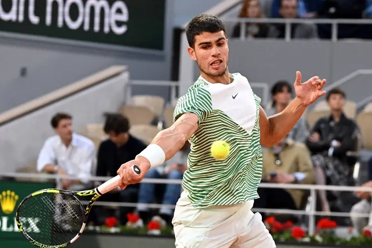 Alcaraz eleva su nivel para avanzar en Roland Garros