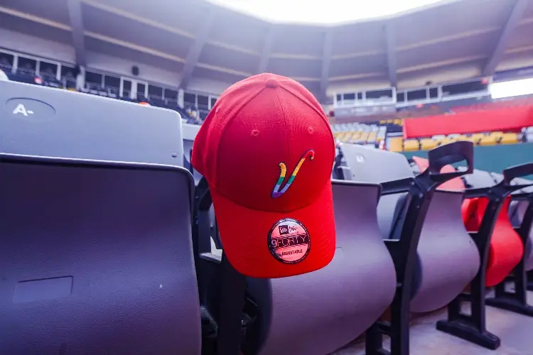 La gorra LGBTTTIQ+ que usa El Águila de Veracruz