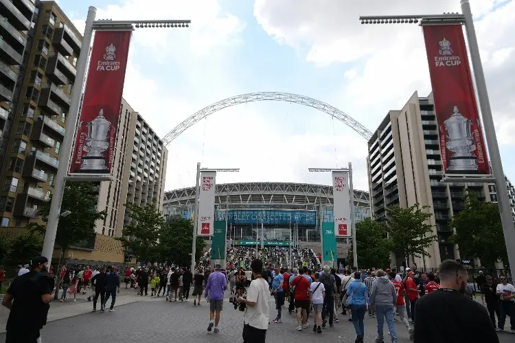 Arrestan en Wembley a sujeto que portaba camiseta con mensaje ofensivo