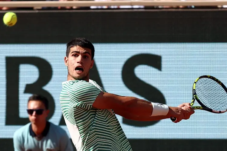 Alcaraz destroza a su rival y se planta en Cuartos de Roland Garros