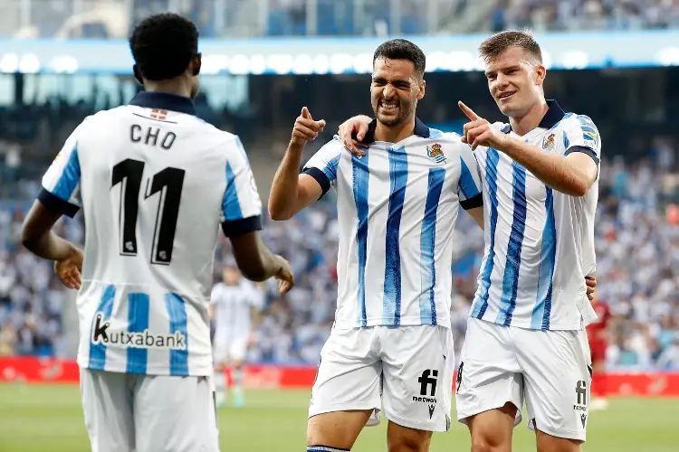 Real Sociedad celebra su boleto a Champions con un triunfo sobre el Sevilla de 'Tecatito'