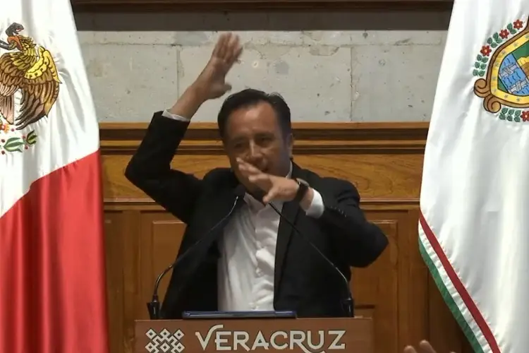 El Gobernador volvió hablar del futbol en Veracruz e hizo la aleta de Tiburón (VIDEO)