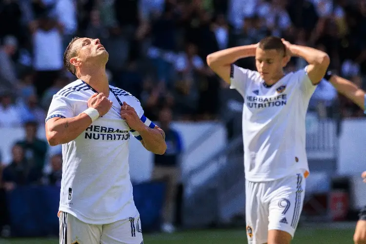 'Chicharito' sufre dolorosa lesión con el Galaxy (VIDEO)