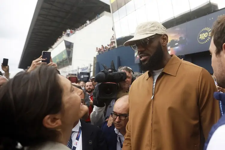 LeBron James marca el inicio de las 24 Horas de Le Mans (VIDEO)