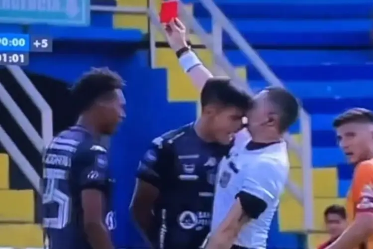 ¡Lamentable! Agreden con cabezazo a árbitro de primera división (VIDEO)